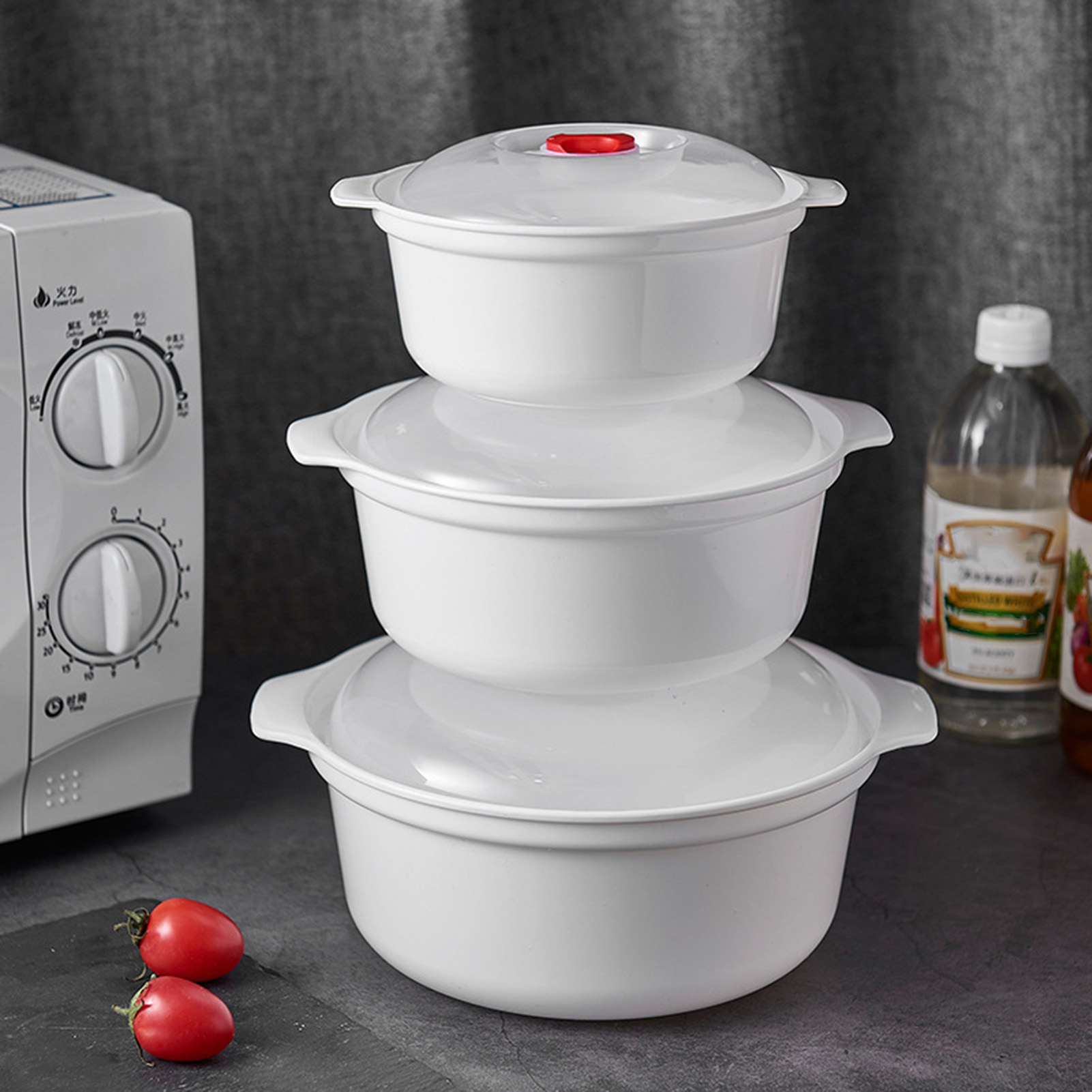 Bento Box - プロ仕様のランチボックス。丸型で、キャンプやピクニックに最適。密閉性があり、電子レンジで使用可能。耐久性に優れたプラスチック製で、持ち運びにも便利。